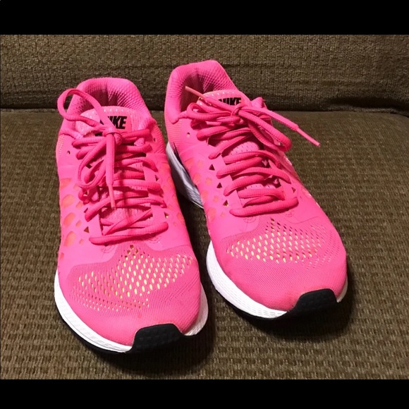 WOMANS NIKE RUNNING SHOES 🛍 - Picture 2 of 7